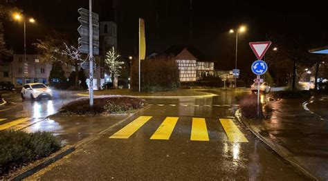 B Lach Zh Frau Bei Unfall Zu Boden Geschleudert Und Liegengelassen