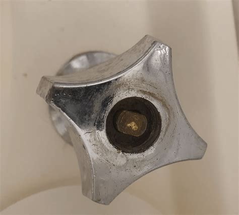 I need to fix this tap myself, landlord refuses to fix. Help