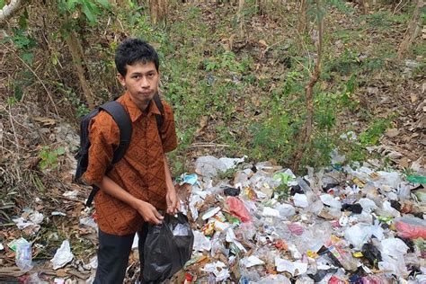 Soleh Yang Tak Malu Jadi Pemulung Sepulang Sekolah Ingin Jadi Kreator