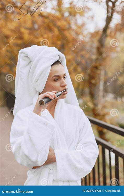 Photo D Une Belle Femme En Peignoir Blanc Image Stock Image Du Attrayant Balcon 228775735