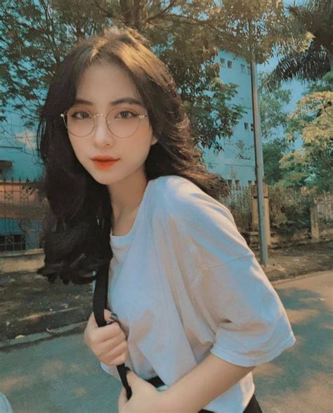 Hot girl đeo ba lô ngược môi đỏ như son da trắng hồng ai nhìn cũng yêu