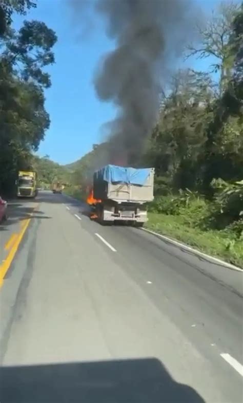 VÍDEO Caminhão pega fogo na Serra Dona Francisca em Joinville Linha