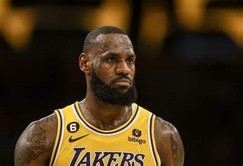 Nba Lebron James Signe Un Nouveau Contrat Avec Les Lakers