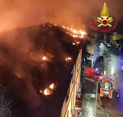 Luino Palazzo Del Centro A Fuoco Di Notte Spunta Lipotesi Di Un