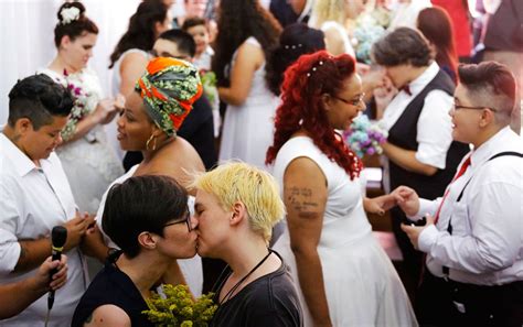 Casamento coletivo reúne 40 casais LGBT em São Paulo FOTOS São Paulo