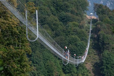 Dossena Italia De Agosto De La Gente Mientras Cruza El Puente