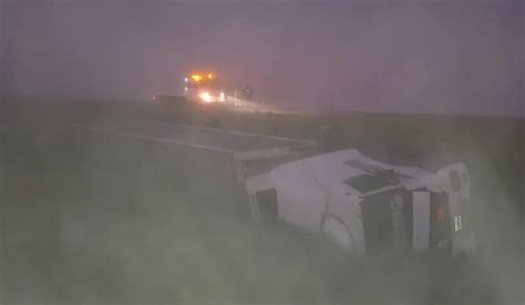 Un Camionero De Gualeguaych Encerrado Por Otro Cami N Volc En La