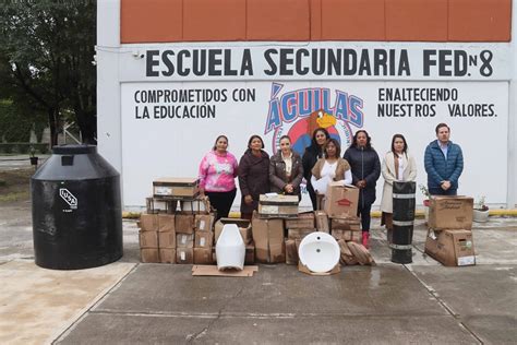 Paola Angon continúa entregando paquetes sanitarios en escuelas El