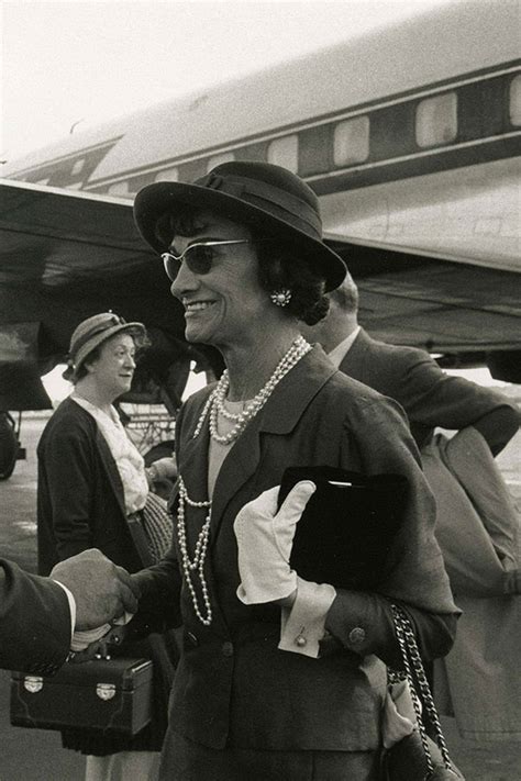 Coco Chanel En Ensemble Et Colliers De Perles