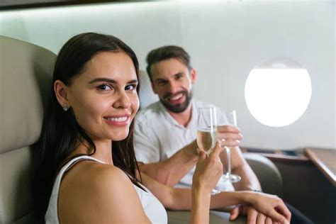 Pareja Feliz Viajando En Un Jet Privado De Lujo Los Adultos Jóvenes