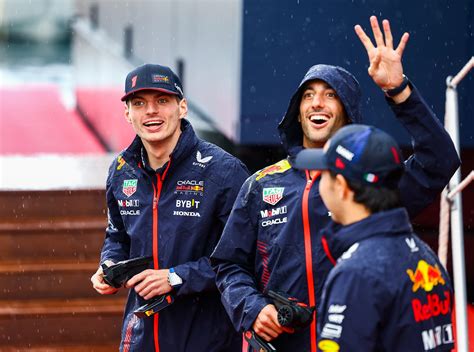 Verstappen despista e diz trabalhar bem Pérez e Ricciardo