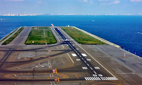 空撮：羽田空港d滑走路（東京都大田区）