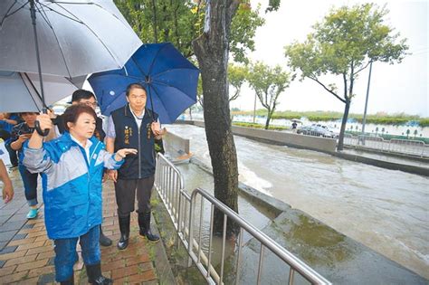 雨炸台中 車開一半浮起來 社會 中國時報