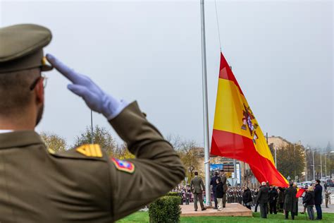 Así ha sido el izado de la bandera España de 40 metros de superficie en