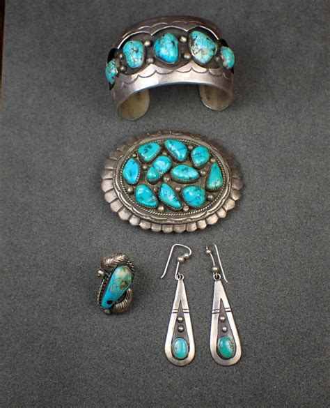 Lot - COLLECTION OF SOUTHWEST NATIVE AMERICAN JEWELRY