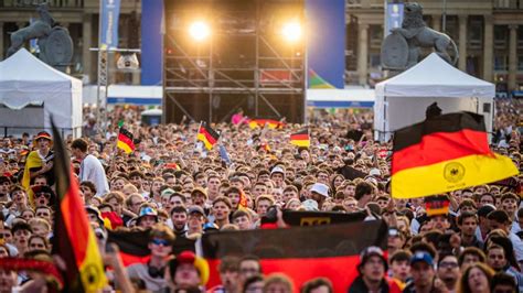 Nach Messerangriff In Der Fanzone Braucht Es Mehr Polizei Und