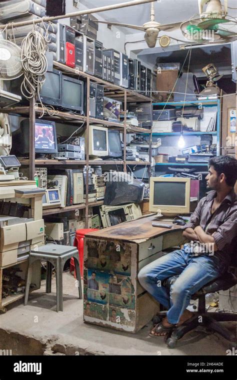 DHAKA, BANGLADESH - NOVEMBER 21, 2016: Small computer shop in Old Dhaka, Bangladesh Stock Photo ...