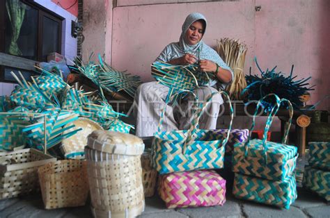 KERAJINAN ANEKA ANYAMAN BAMBU DI KUDUS ANTARA Foto