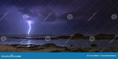 Tempestad De Truenos En La Playa Del Mar Mediterr Neo Foto De Archivo