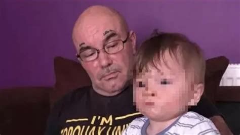 Uk Il Bambino Di Due Anni Trovato Morto Accanto Al Cadavere Del Padre