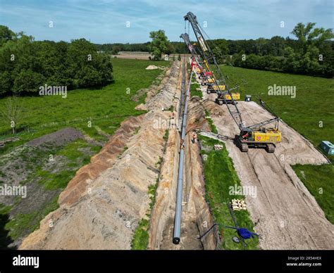 31 de mayo de 2023 Westerstede Grandes grúas de construcción elevan