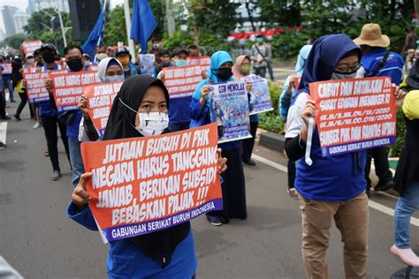 Demonstrasi RUU Cipta Kerja Diwarnai Penangkapan Berita Utama Koran