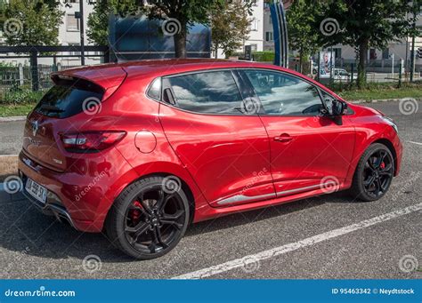 Lo Sport Rosso Di Renault Clio Rs Ha Parcheggiato Nella Via Fotografia