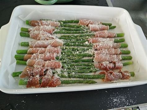 Groene Asperge Met Parmaham En Geraspte Parmazaan Kaas Uit De Oven