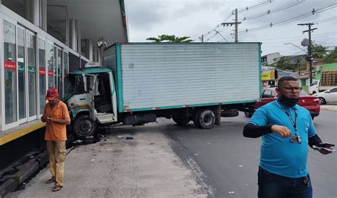 Motorista Perde Controle De Caminh O E Colide Em Plataforma De Nibus