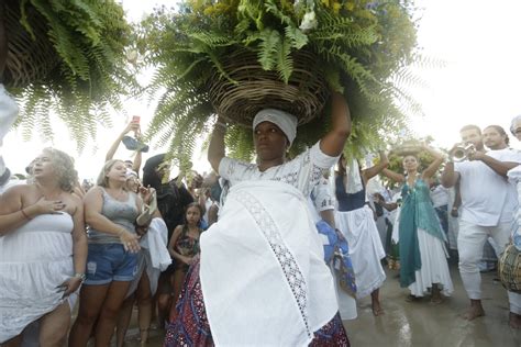 Festa De Iemanj Atrai Milhares De Pessoas Ao Arpoador Rio O Globo