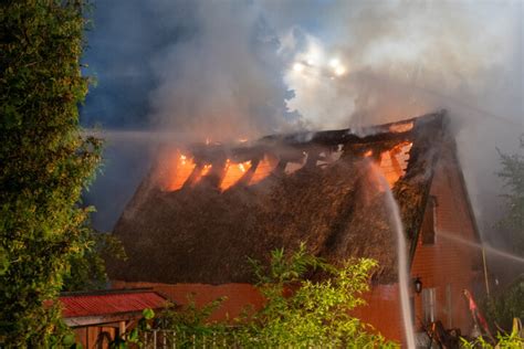 Brand In Niendorf Bei Berkenthin Reetdachhaus Steht Lichterloh In Flammen