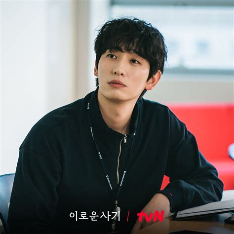 Tvn Rilis Still Cut Dari Karakter Yang Diperankan Yoon Bak Dalam Drama