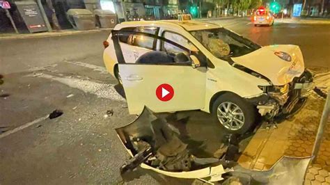 Un conductor borracho se salta un semáforo y choca contra un taxi en