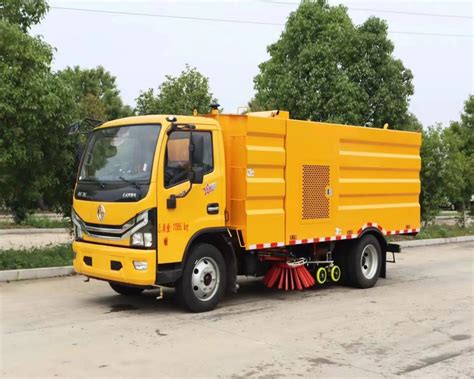 Dongfeng 4X2 Road Cleaning Sweeper Dust Suction Water Spraying Truck