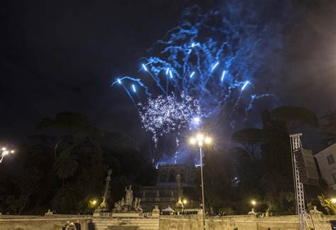 Sfilata E Fuochi Dartificio Per Il Carnevale Romano Corriere It