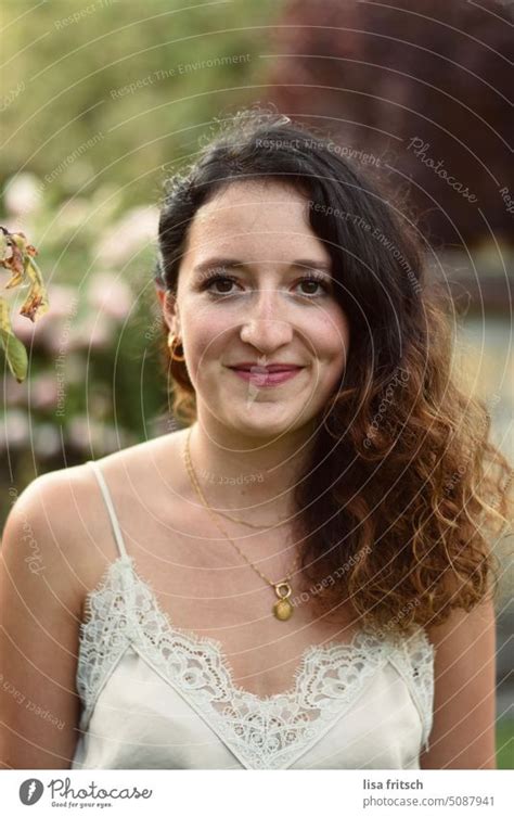 FRAU LOCKEN GRINSEN Ein Lizenzfreies Stock Foto Von Photocase