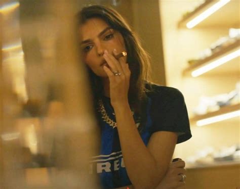 Emili Ratajkowski Sorprende I Tifosi Nerazzurri Con La Maglia Dell