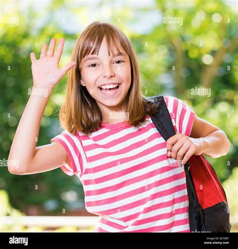 Enfant Fille Qui Lève La Main à Lécole Banque De Photographies Et D