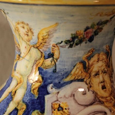 Coppia Di Vasi Raffinatamente Decorati Con Allegorie Delle Arti