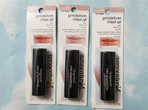 LOT NEUTROGENA REVITALIZING LIP BALM WITH SPF 20