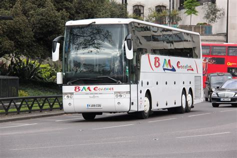 105915 BM Coaches Hayes LN YJ09CUU Park Lane London Ken