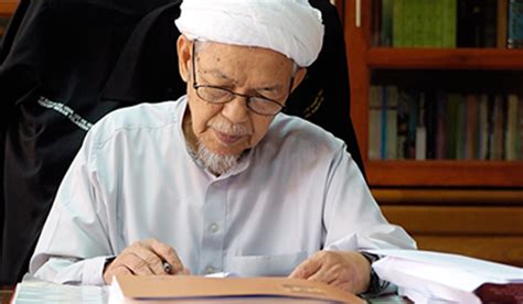 Biodata Biografi Dato Bentara Setia Tuan Guru Haji Nik Abdul Aziz