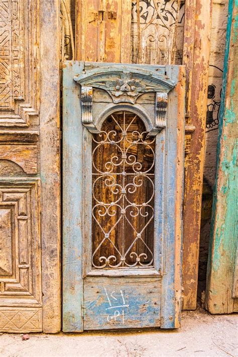 Portas Antigas De Madeira Num Beco No Cairo Imagem De Stock Imagem De