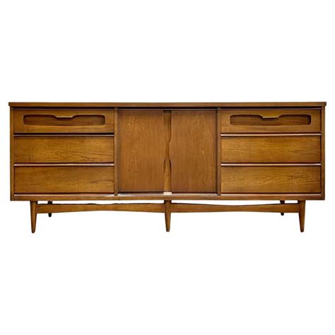 Long Mid Century Modern Walnut Dresser By Bassett Furniture Co C 1960s For Sale At 1stdibs