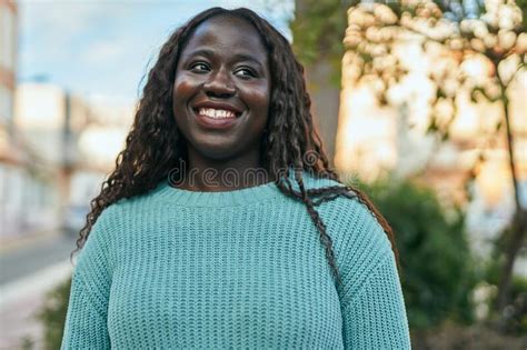 Jeune Femme Africaine Souriante Heureuse De La Ville Image Stock