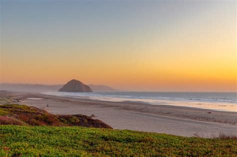 Premium Photo Beautiful Panoramic View Of Morro Bay And Morro Rock At Sunset