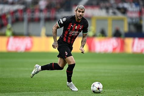 Milan Lavoro Personalizzato Per Theo Hernandez