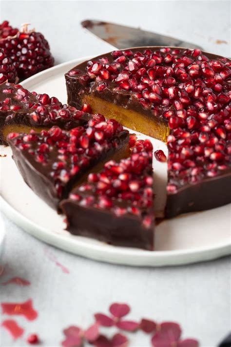 Saffranskladdkaka med chokladfudge och granatäpple Brinken bakar