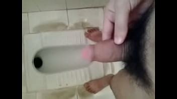 Orinando en el baño de su casa XVIDEOS