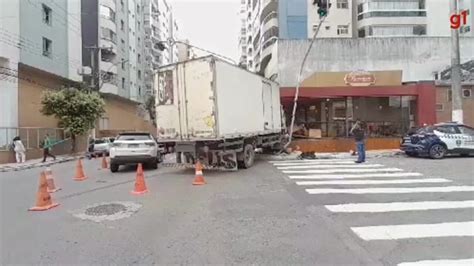 V Deo Caminh O Invade Padaria Ap S Desviar De Carro Em Vila Velha Es